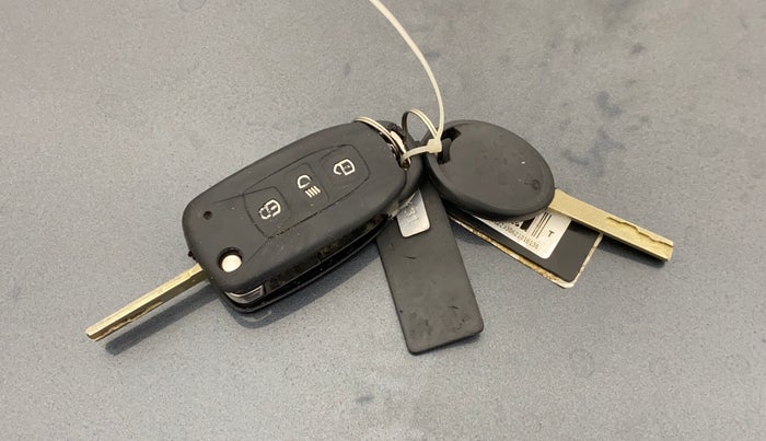 2021 Tata ALTROZ XM PLUS PETROL, Petrol, Manual, 39,683 km, Key Close Up