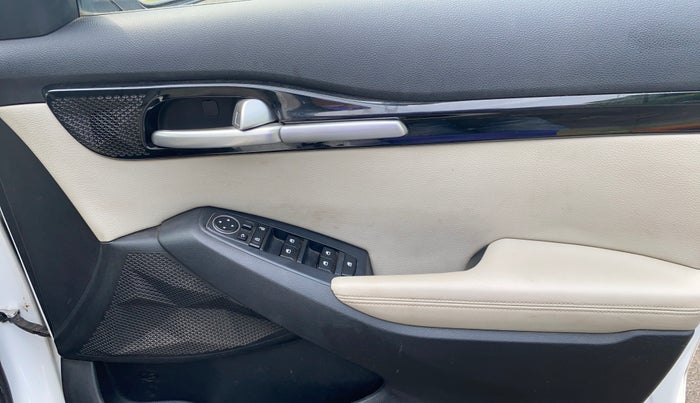 2020 KIA SELTOS HTX 1.5 PETROL DUAL TONE, Petrol, Manual, 63,145 km, Driver Side Door Panels Control