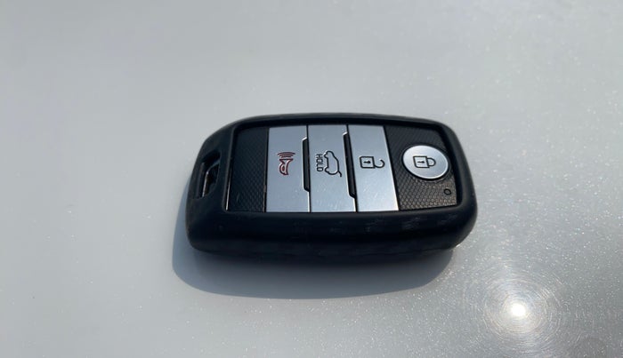 2020 KIA SELTOS HTX 1.5 PETROL DUAL TONE, Petrol, Manual, 63,145 km, Key Close Up