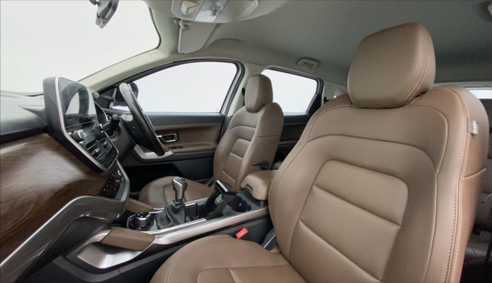 2019 Tata Harrier XZ 2.0L, Diesel, Manual, 1,01,210 km, Right Side Front Door Cabin