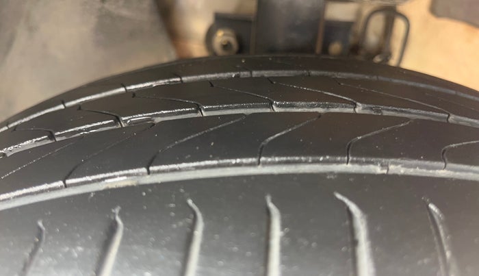 2020 Volkswagen Vento HIGHLINE PLUS 1.0L TSI, Petrol, Manual, 84,897 km, Left Front Tyre Tread