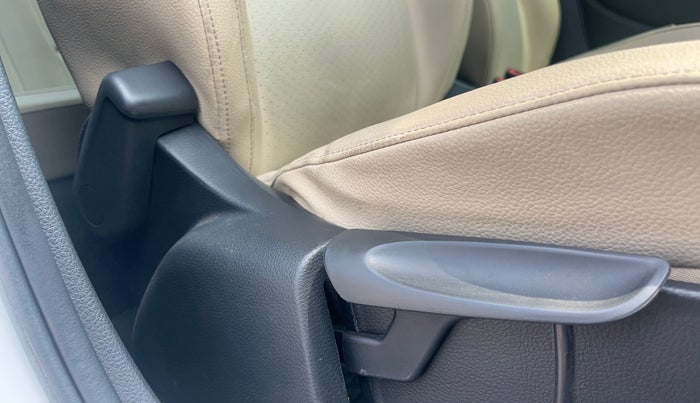 2020 Volkswagen Vento HIGHLINE PLUS 1.0L TSI, Petrol, Manual, 84,897 km, Driver Side Adjustment Panel