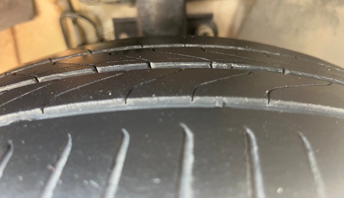 2020 Volkswagen Vento HIGHLINE PLUS 1.0L TSI, Petrol, Manual, 84,897 km, Right Front Tyre Tread