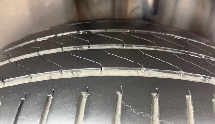 2020 Volkswagen Vento HIGHLINE PLUS 1.0L TSI, Petrol, Manual, 84,897 km, Left Rear Tyre Tread