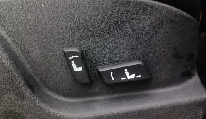 2018 Mahindra XUV500 W11, Diesel, Manual, 69,561 km, Driver Side Adjustment Panel
