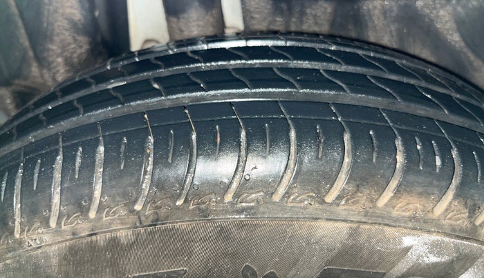 2024 Maruti Swift VXi AMT, Petrol, Automatic, 10,770 km, Right Rear Tyre Tread