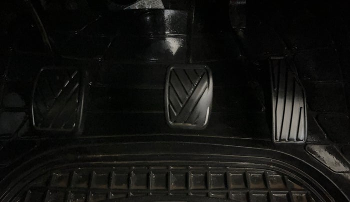 2019 Maruti Baleno SIGMA PETROL 1.2, CNG, Manual, 86,267 km, Pedals