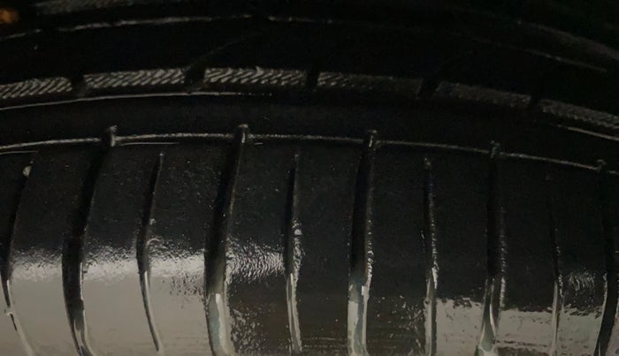 2013 Hyundai i20 ASTA 1.4 CRDI, Diesel, Manual, 1,32,533 km, Right Front Tyre Tread