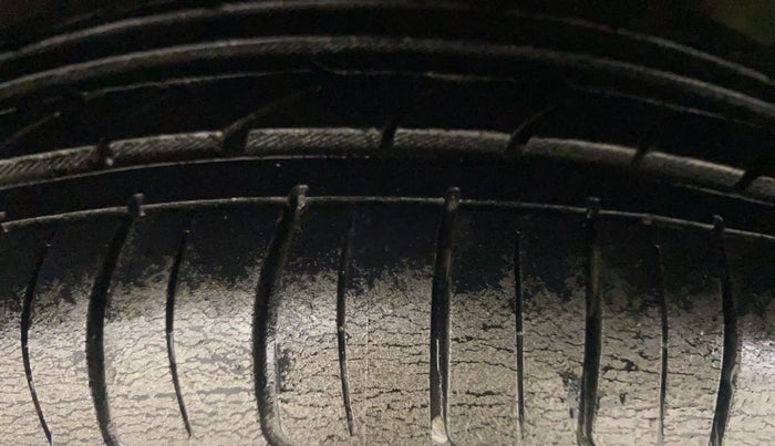 2013 Hyundai i20 ASTA 1.4 CRDI, Diesel, Manual, 1,32,533 km, Right Rear Tyre Tread