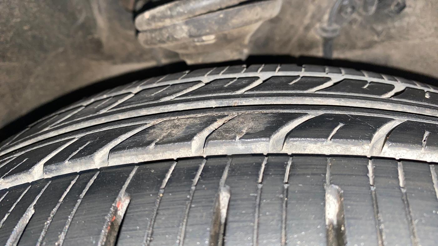 2013 Maruti Wagon R 1.0 VXI  ABS-AIRBAG, Petrol, Manual, 87,357 km, Right Front Tyre Tread