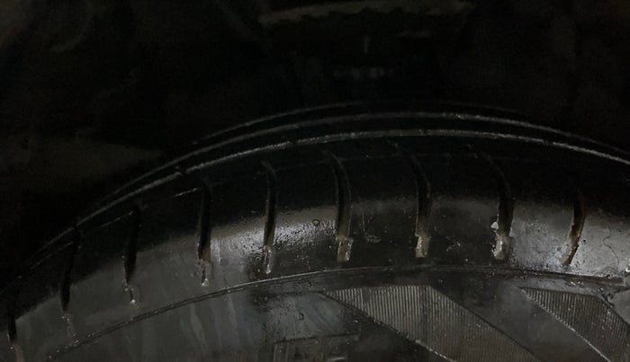 2016 Hyundai Elite i20 MAGNA 1.2, Petrol, Manual, 71,383 km, Right Front Tyre Tread