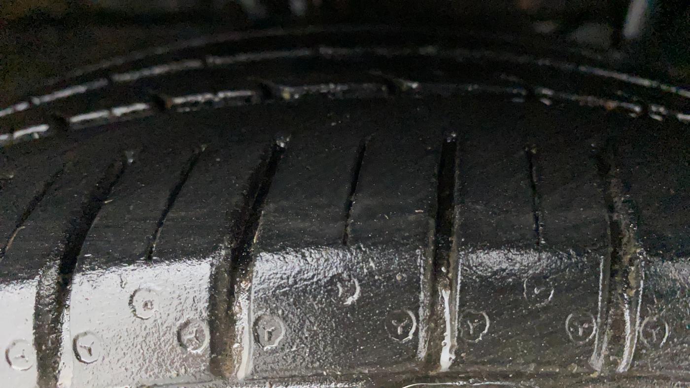 2018 Maruti Ciaz ALPHA  AT 1.5 SHVS PETROL, Petrol, Automatic, 1,19,576 km, Right Front Tyre Tread