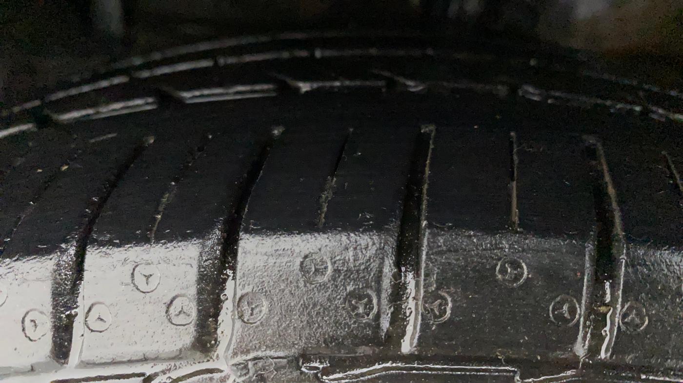 2018 Maruti Ciaz ALPHA  AT 1.5 SHVS PETROL, Petrol, Automatic, 1,19,576 km, Left Front Tyre Tread