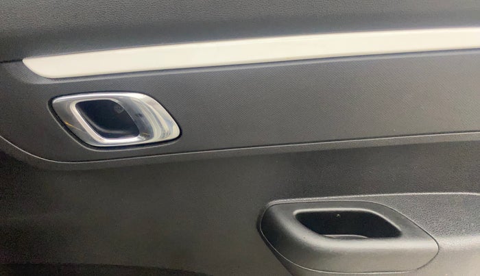 2022 Renault Kwid CLIMBER AMT 1.0, Petrol, Automatic, 19,193 km, Driver Side Door Panels Control