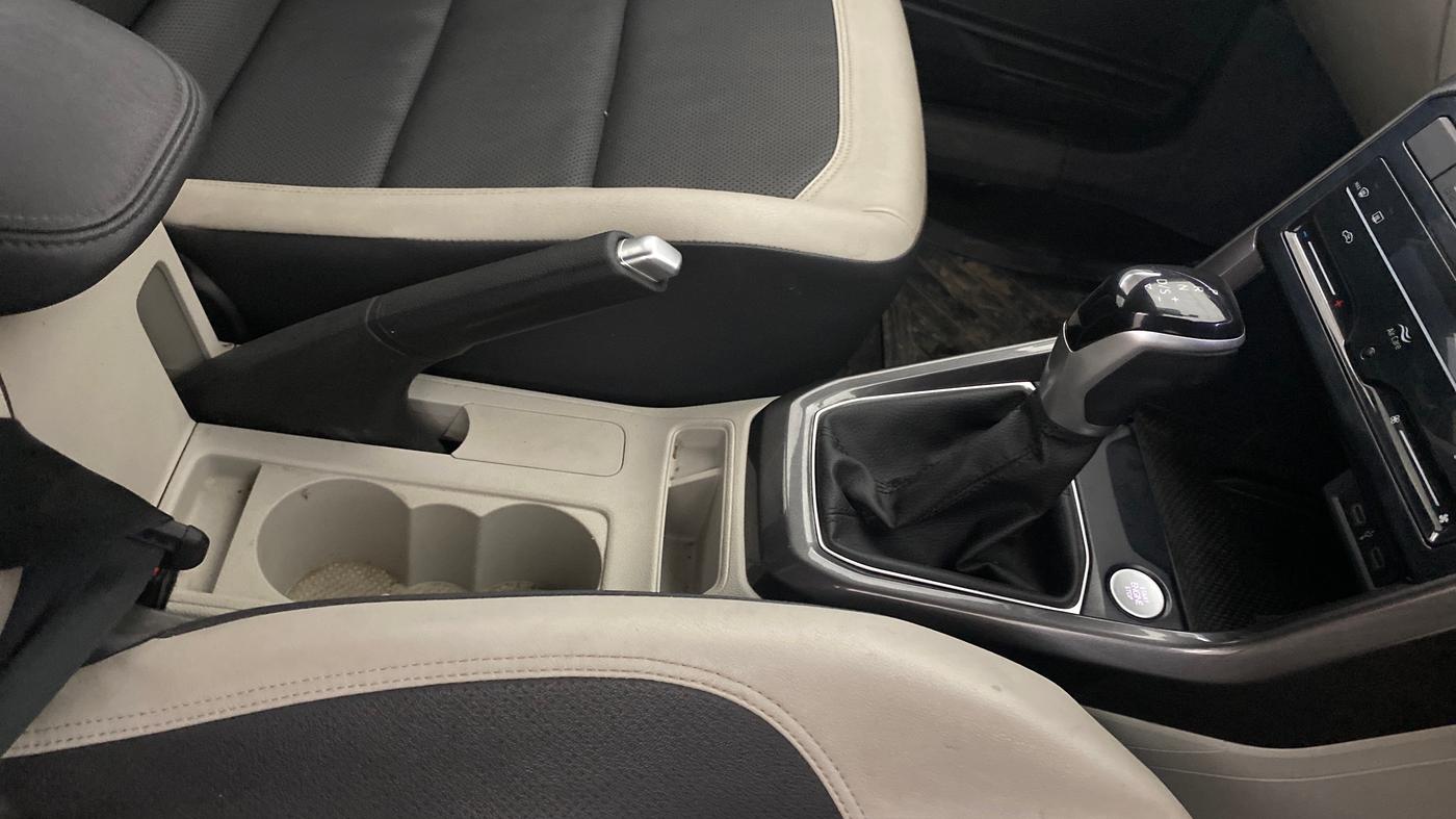 2024 Volkswagen TAIGUN TOPLINE 1.0 TSI AT, Petrol, Automatic, 19,743 km, Gear Lever