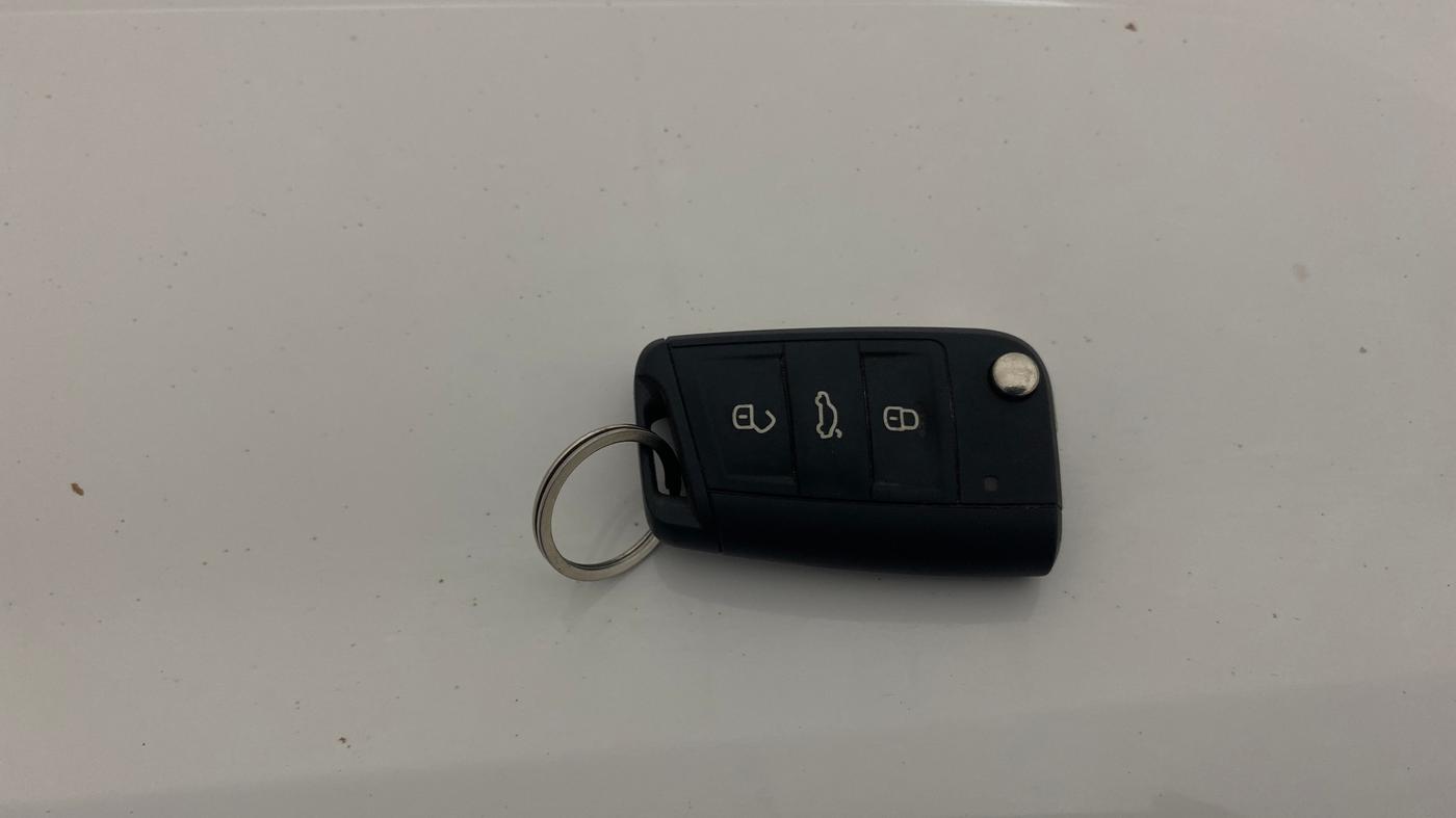 2024 Volkswagen TAIGUN TOPLINE 1.0 TSI AT, Petrol, Automatic, 19,743 km, Key Close Up