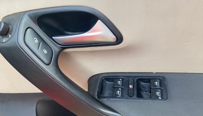 2013 Volkswagen Polo HIGHLINE DIESEL, Diesel, Manual, 1,47,745 km, Driver Side Door Panels Control