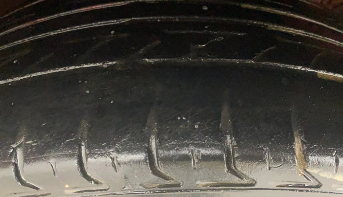 2013 Volkswagen Polo HIGHLINE DIESEL, Diesel, Manual, 1,47,745 km, Left Front Tyre Tread