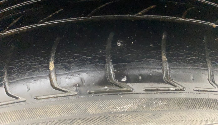 2013 Volkswagen Polo HIGHLINE DIESEL, Diesel, Manual, 1,47,745 km, Left Rear Tyre Tread