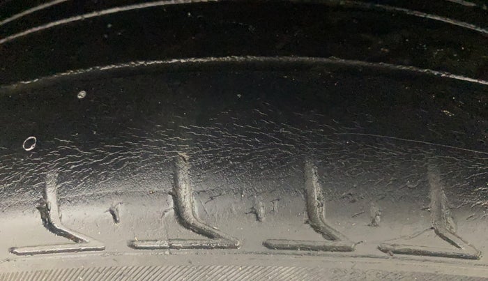 2013 Volkswagen Polo HIGHLINE DIESEL, Diesel, Manual, 1,47,745 km, Right Front Tyre Tread