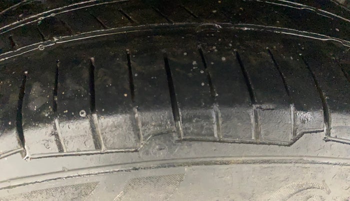 2013 Volkswagen Polo HIGHLINE DIESEL, Diesel, Manual, 1,47,745 km, Right Rear Tyre Tread