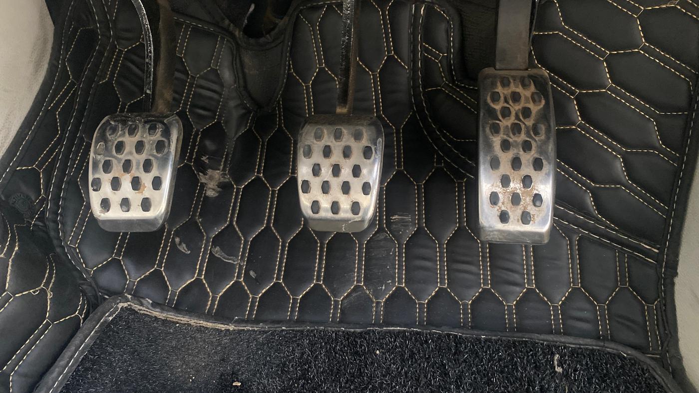 2024 Mahindra XUV 3XO AX5L 1.2 TGDi, Petrol, Manual, 32,116 km, Pedals
