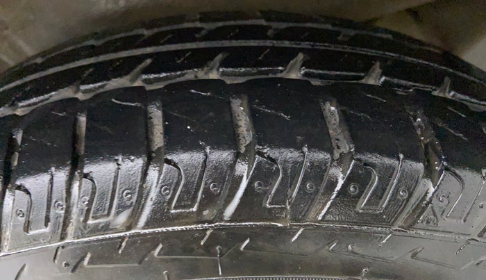 2018 Maruti Wagon R 1.0 LXI CNG, CNG, Manual, 27,774 km, Left Front Tyre Tread