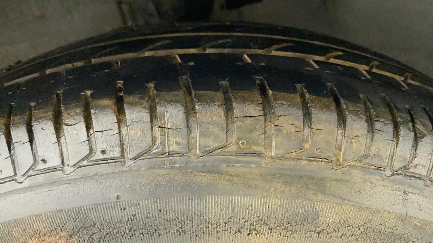 2010 Hyundai i10 MAGNA 1.2, Petrol, Manual, 37,351 km, Left Front Tyre Tread