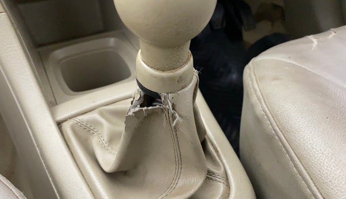 2013 Maruti Ertiga ZXI, Petrol, Manual, 1,12,343 km, Gear lever - Boot cover slightly torn