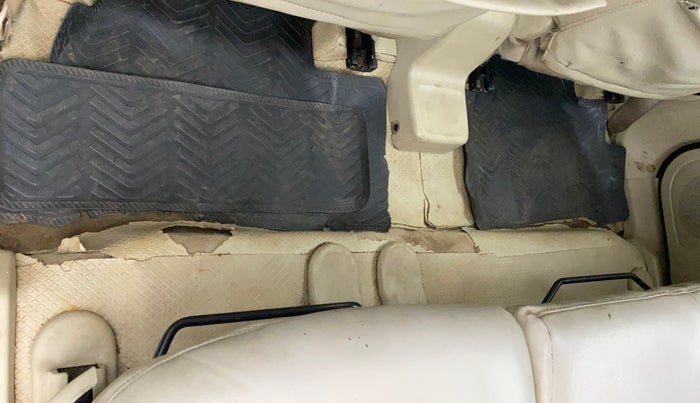 2013 Maruti Ertiga ZXI, Petrol, Manual, 1,12,343 km, Flooring - Carpet is minor damage