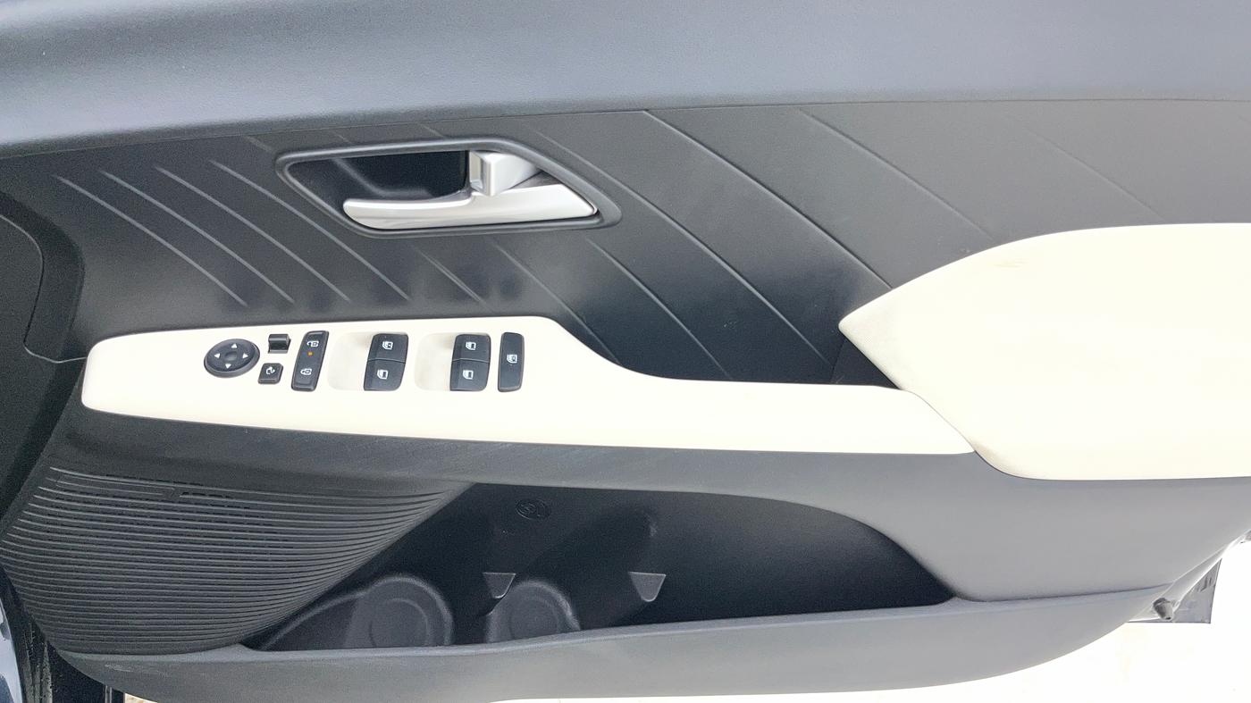 2023 Hyundai Verna  SX 1.5 MPI IVT, Petrol, Automatic, 14,186 km, Driver Side Door Panels Control