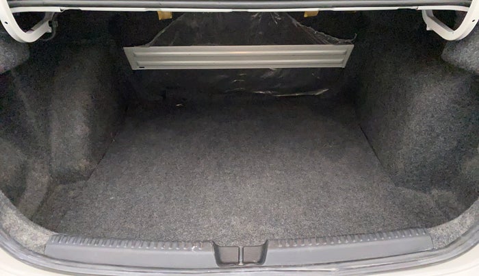 2015 Volkswagen Vento HIGHLINE PETROL AT, Petrol, Automatic, 61,682 km, Boot Inside