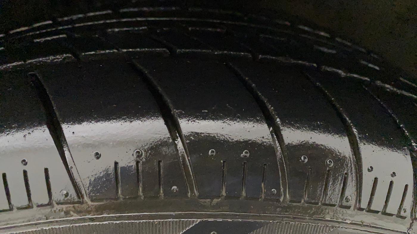 2015 Volkswagen Vento HIGHLINE PETROL AT, Petrol, Automatic, 61,682 km, Right Front Tyre Tread