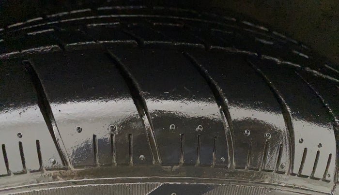 2015 Volkswagen Vento HIGHLINE PETROL AT, Petrol, Automatic, 61,682 km, Right Front Tyre Tread