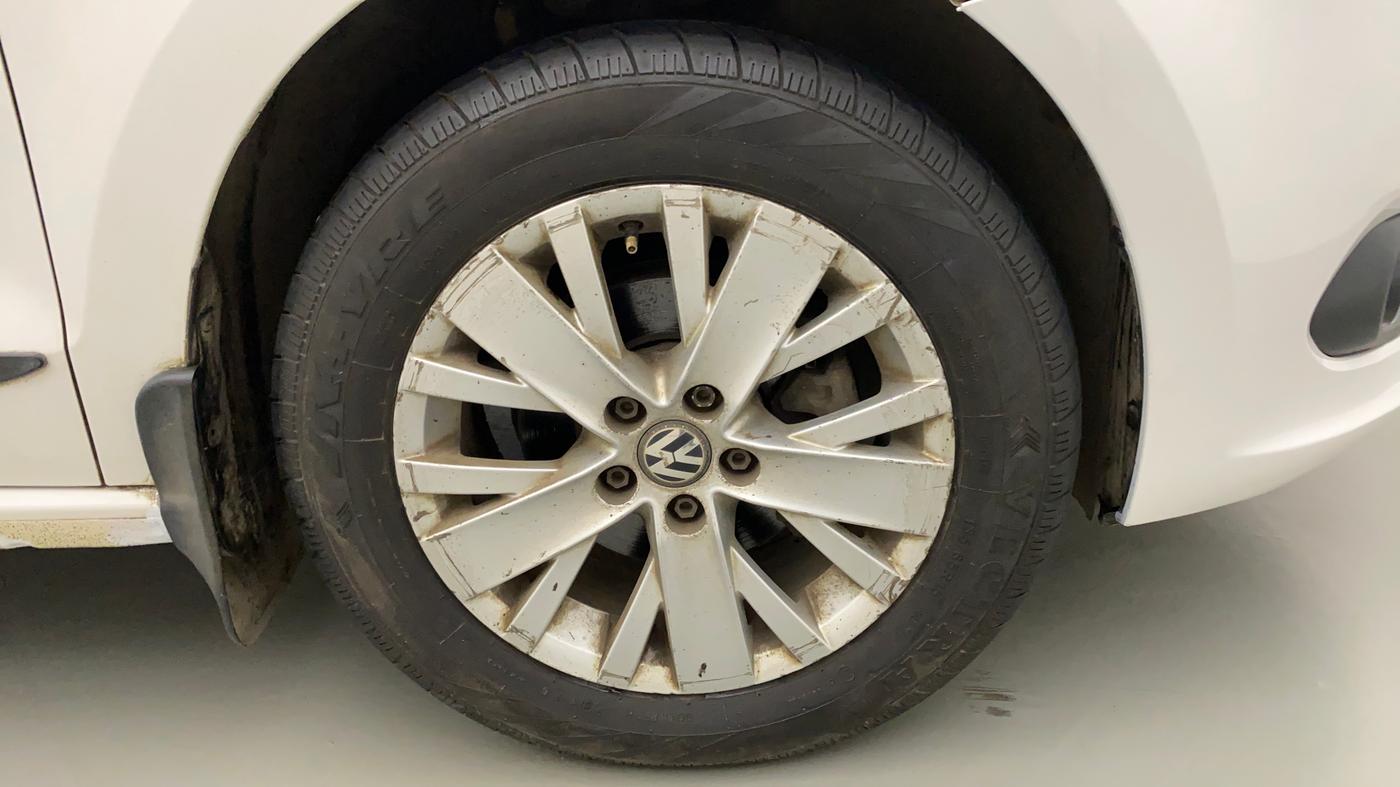 2015 Volkswagen Vento HIGHLINE PETROL AT, Petrol, Automatic, 61,682 km, Right Front Wheel
