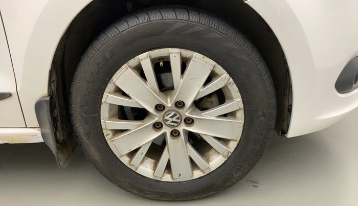 2015 Volkswagen Vento HIGHLINE PETROL AT, Petrol, Automatic, 61,682 km, Right Front Wheel