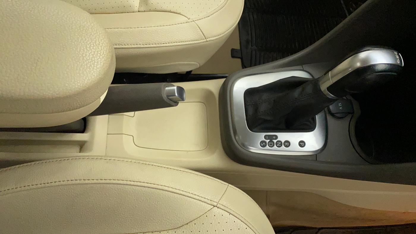 2015 Volkswagen Vento HIGHLINE PETROL AT, Petrol, Automatic, 61,682 km, Gear Lever