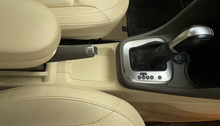 2015 Volkswagen Vento HIGHLINE PETROL AT, Petrol, Automatic, 61,682 km, Gear Lever