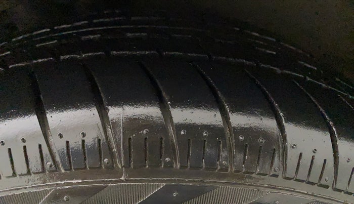 2015 Volkswagen Vento HIGHLINE PETROL AT, Petrol, Automatic, 61,682 km, Left Front Tyre Tread