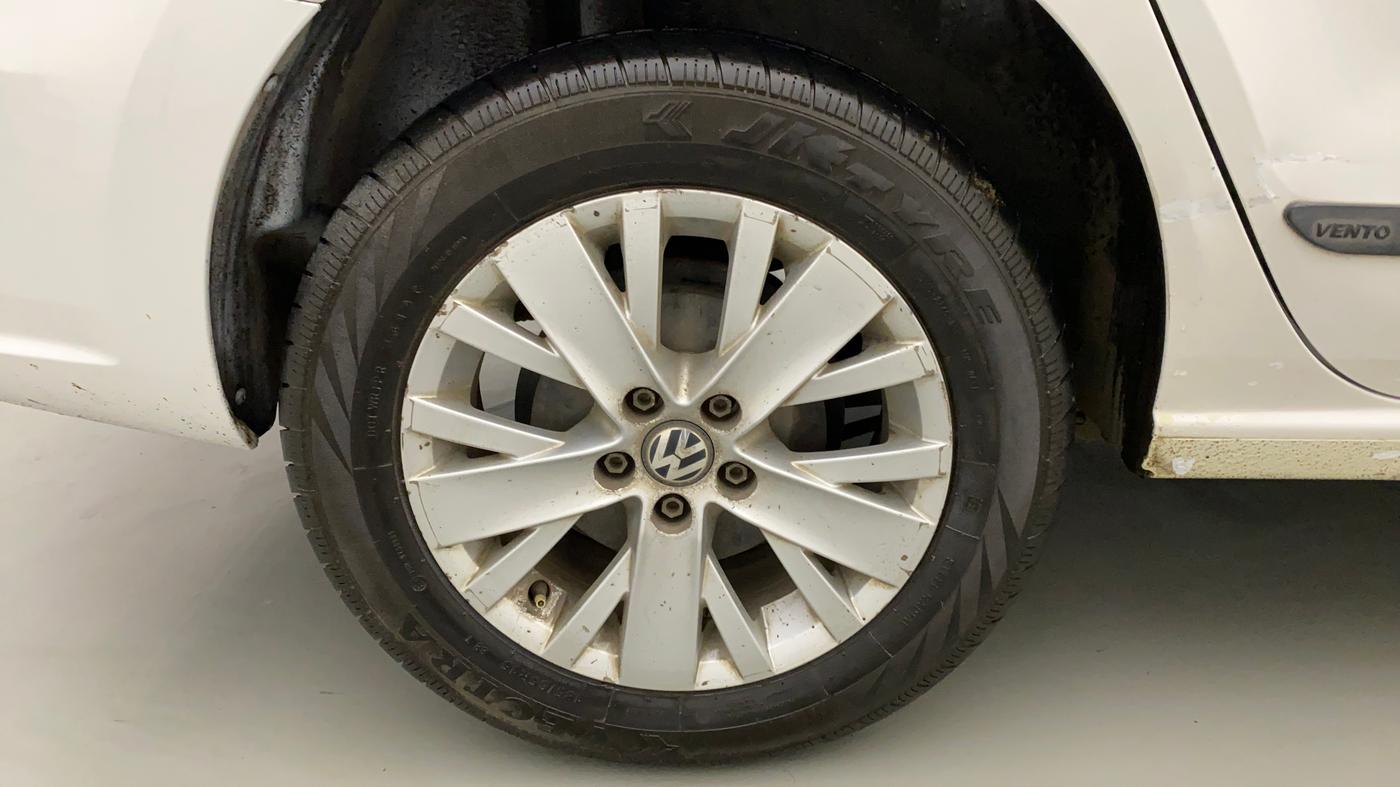 2015 Volkswagen Vento HIGHLINE PETROL AT, Petrol, Automatic, 61,682 km, Right Rear Wheel