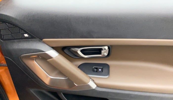 2019 Tata Harrier XZ 2.0L Kryotec, Diesel, Manual, 59,820 km, Right rear window switch / handle - Switch/handle not functional