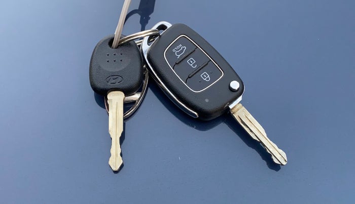 2022 Hyundai VENUE SX 1.0 TURBO IMT, Petrol, Manual, 55,148 km, Key Close Up