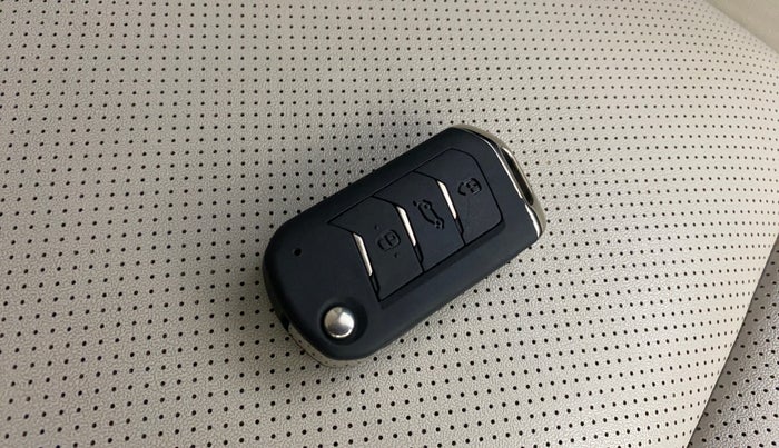 2023 Mahindra XUV700 AX 7 D AT AWD 7 STR, Diesel, Automatic, 94,253 km, Key Close Up