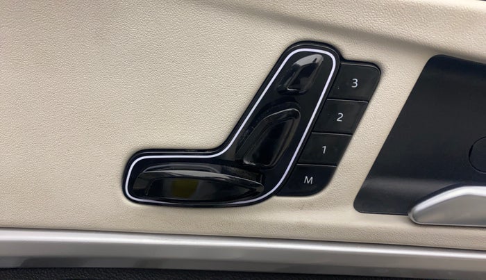 2023 Mahindra XUV700 AX 7 D AT AWD 7 STR, Diesel, Automatic, 94,253 km, Driver Side Adjustment Panel