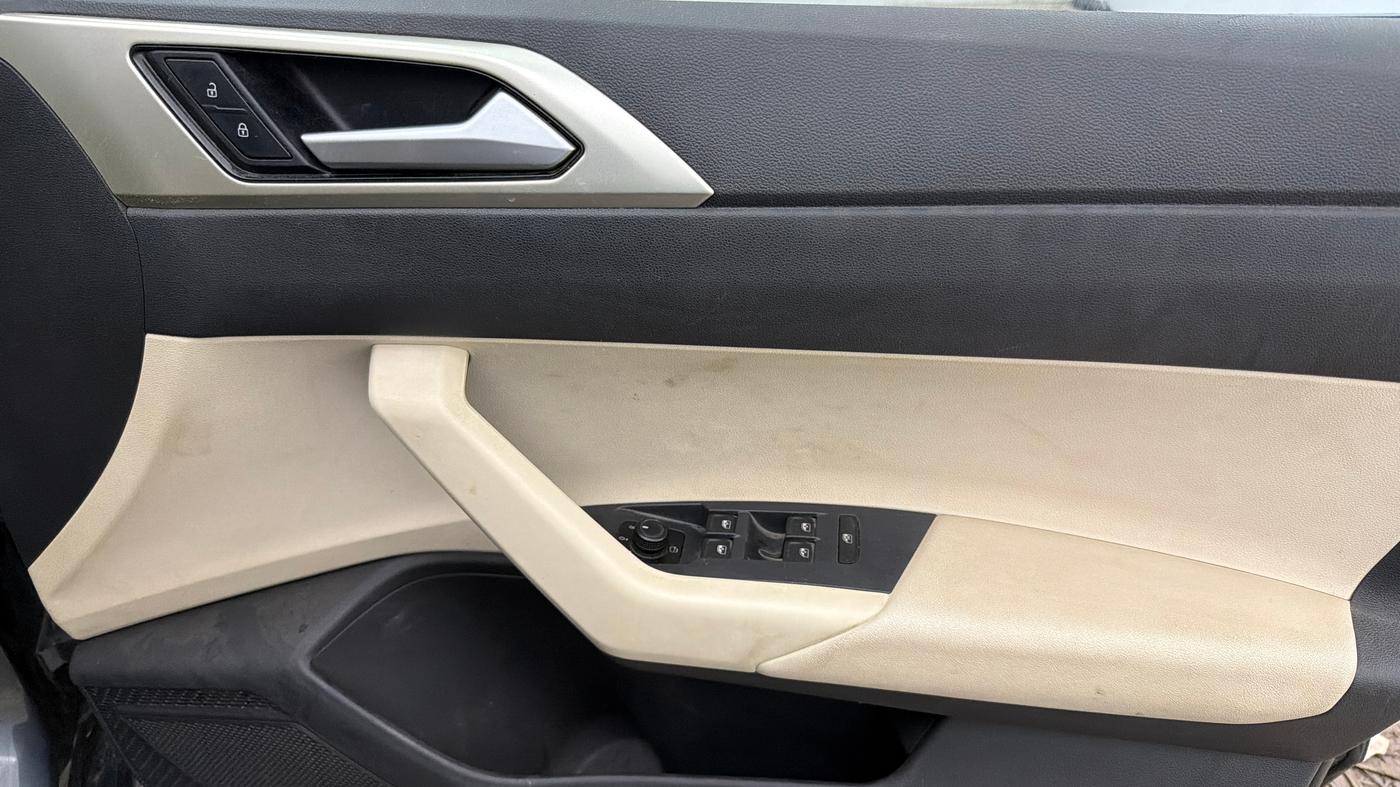 2023 Volkswagen VIRTUS TOPLINE TSI 1.0 MT, Petrol, Manual, 58,030 km, Driver Side Door Panels Control