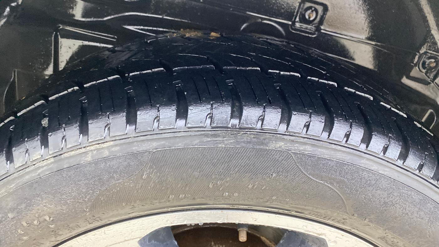 2017 Tata Hexa XT 4X2 6 STR, Diesel, Manual, 1,41,365 km, Right Rear Tyre Tread