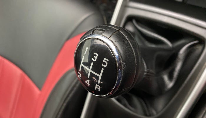 2016 Maruti Baleno ZETA DIESEL 1.3, Diesel, Manual, 50,310 km, Gear lever - Knob cover torn