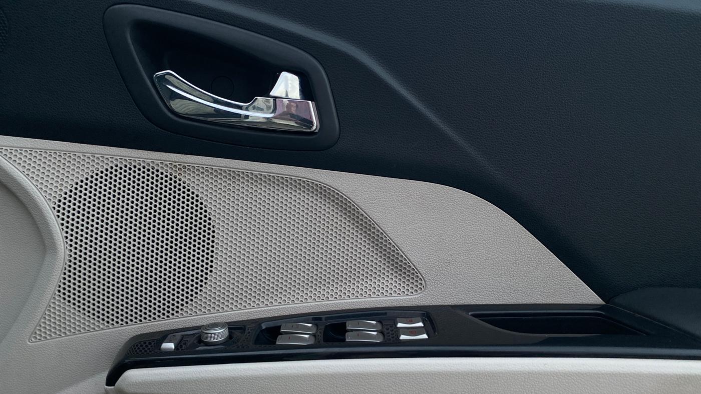 2021 Mahindra XUV300 W8 1.2 PETROL, Petrol, Manual, 38,257 km, Driver Side Door Panels Control