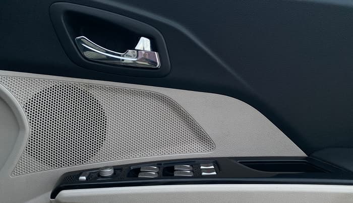 2021 Mahindra XUV300 W8 1.2 PETROL, Petrol, Manual, 38,257 km, Driver Side Door Panels Control