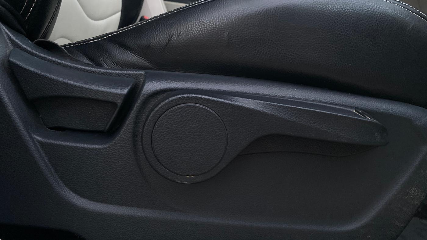 2021 Mahindra XUV300 W8 1.2 PETROL, Petrol, Manual, 38,257 km, Driver Side Adjustment Panel